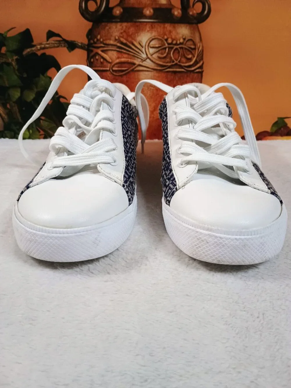 VGUC Tommy Hilfiger Lucis Size 9M White Monogram Canvas Court Sneaker Shoes
